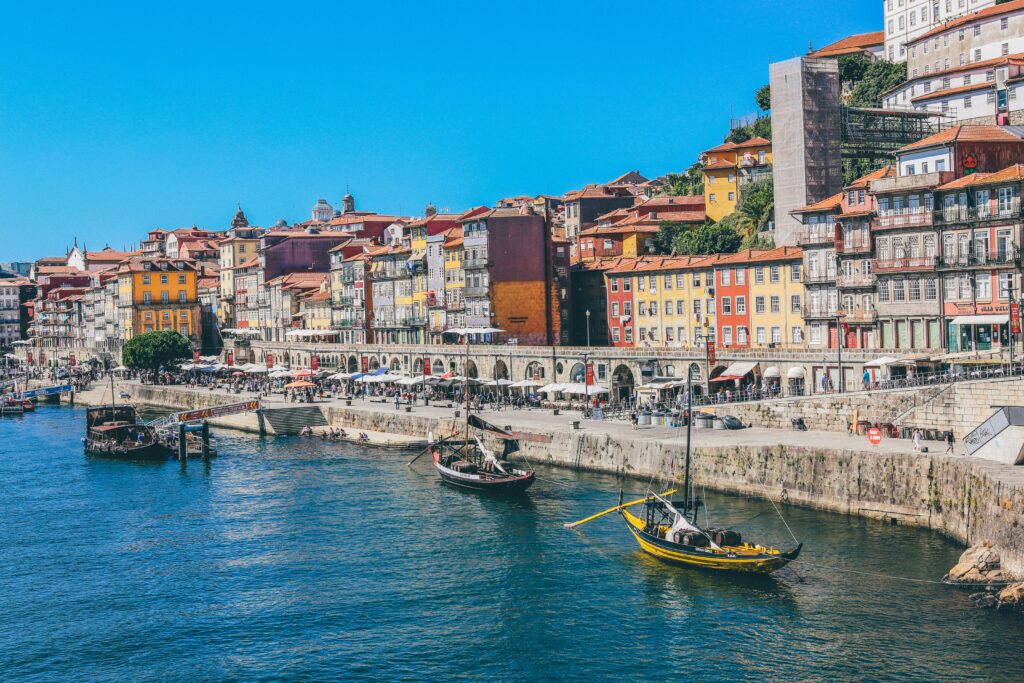 Traditionele houten boten op de Douro Rivier in Porto, Portugal